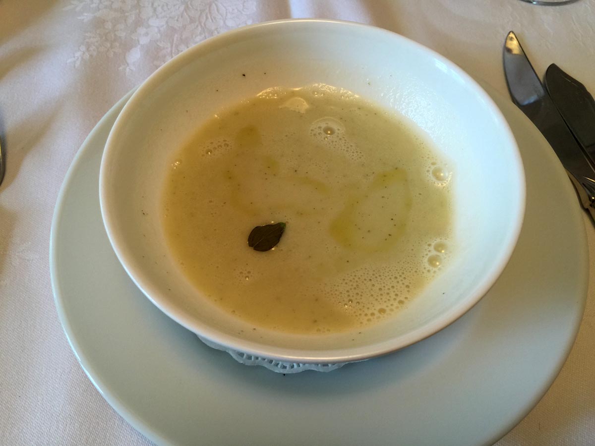 フレンチレストランのスープ