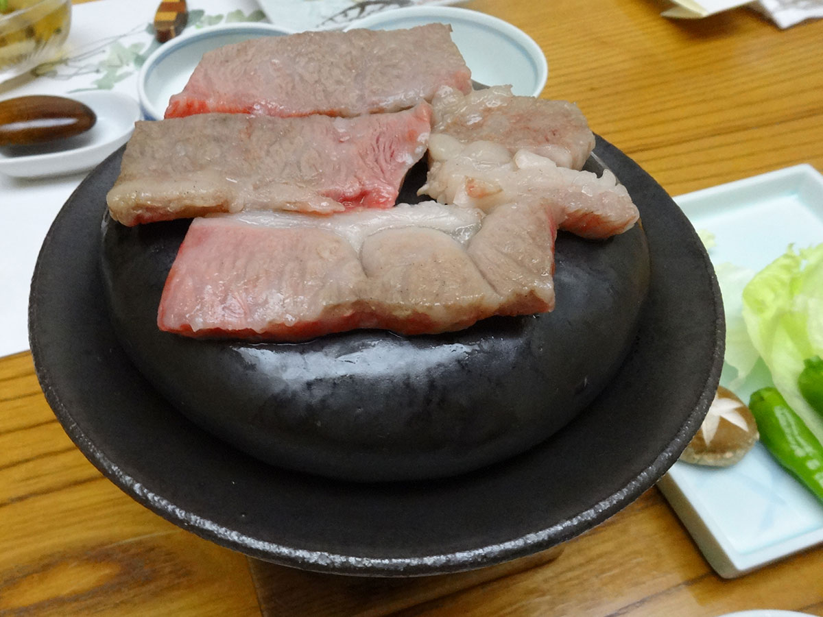 茶六別館の夕食・牛肉のステーキ