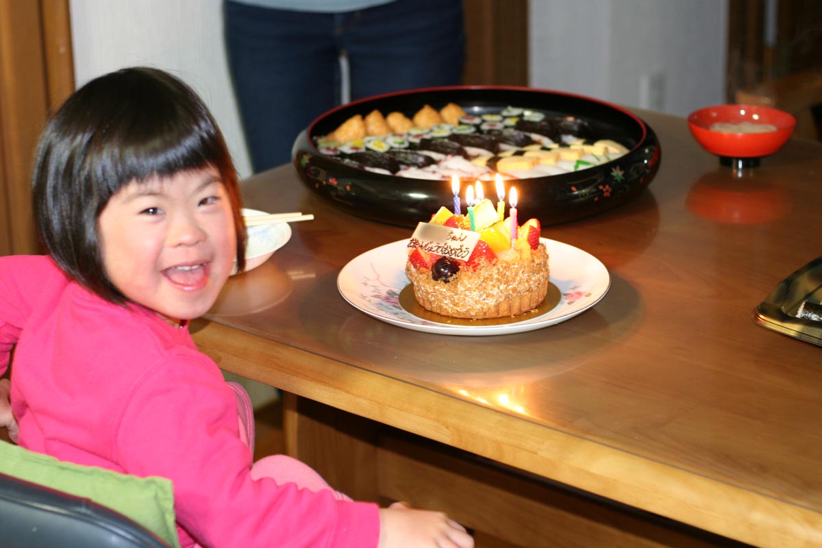 ５歳の誕生日ケーキとダウン症の娘