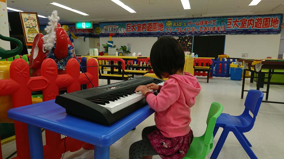 ピアノを弾くダウン症の娘