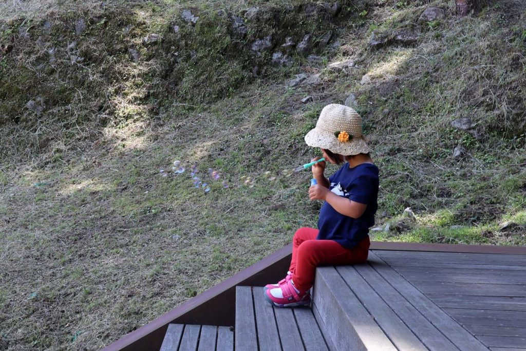 室生山上公園芸術の森でシャボン玉で遊ぶ